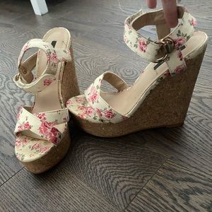 Floral design wedges